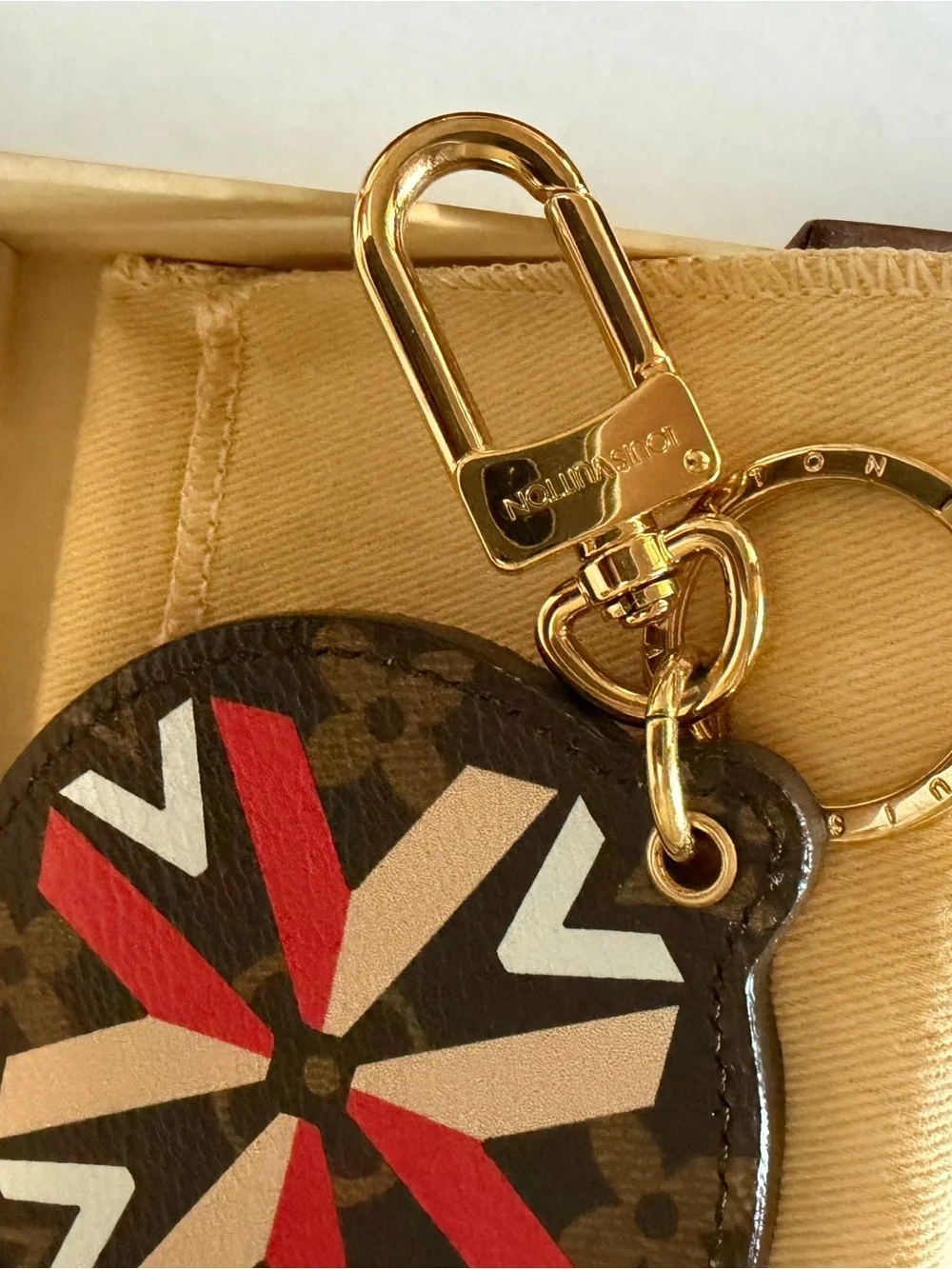 💞Auth Louis Vuitton Monogram Illustre Multi V bag charm💓